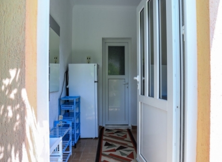 Biele'de harika bir bahçeye sahip üç katlı ev, Karadağ Villa Fiyatları Karadağ da satılık ev, Montenegro da satılık ev, Karadağ satılık villa