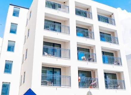 Rafailovici'de denize sadece 50 metre mesafede satılık tek yatak odalı daire.