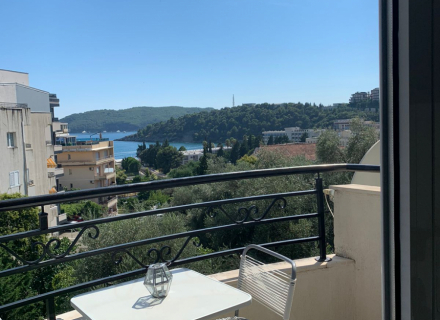Becici'de deniz manzaralı bir yatak odası satılıktır.