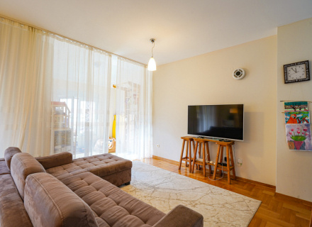 Apartment mit drei Schlafzimmern und Bergblick in Budva, Wohnungen in Montenegro, Wohnungen mit hohem Mietpotential in Montenegro kaufen