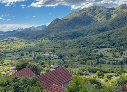 Na prodaju kuća u blizini Cetinja, u malom mestu Dobrsko Selo.