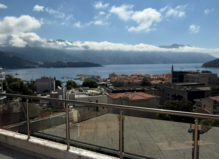 Budva'da panoramik deniz manzaralı iki yatak odalı satılık daire.
