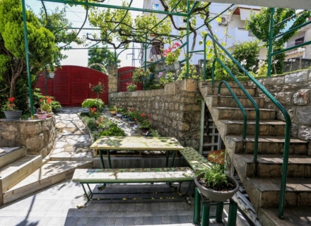 Biele'de harika bir bahçeye sahip üç katlı ev, Karadağ Villa Fiyatları Karadağ da satılık ev, Montenegro da satılık ev, Karadağ satılık villa