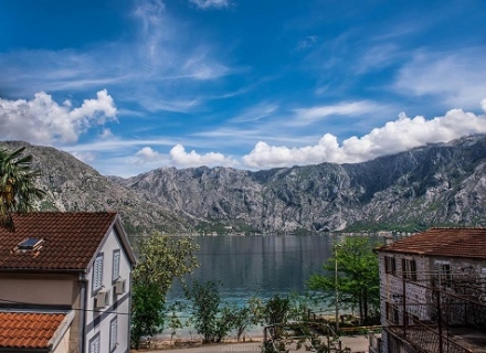 Kotor Körfezi'nde Villa, Karadağ da satılık havuzlu villa, Karadağ da satılık deniz manzaralı villa, Dobrota satılık müstakil ev