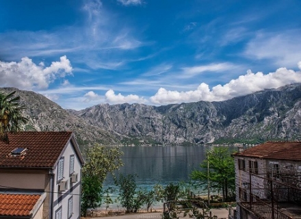 Velika vila na obali Zaliva u Stolivu, prodaja kuća Crna Gora, kupiti vilu u Kotor-Bay, vila blizu mora Dobrota