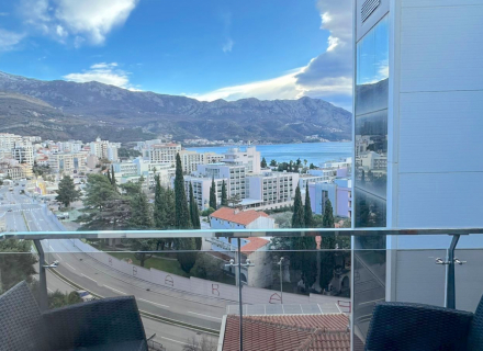 Prodaje se jednosoban stan u Bečićima sa pogledom na more.