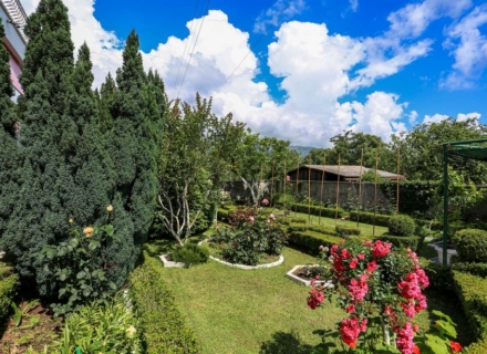 Biele'de harika bir bahçeye sahip üç katlı ev, Karadağ da satılık havuzlu villa, Karadağ da satılık deniz manzaralı villa, Baosici satılık müstakil ev
