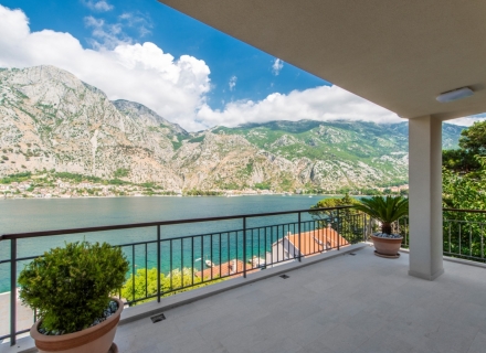 Erstaunliche Luxusapartments zum Verkauf mit Blick auf die Bucht und die Altstadt von Kotor, Villa in Kotor-Bay kaufen, Villa in der Nähe des Meeres Dobrota