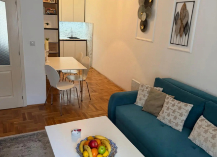 Budva'da satılık iki yatak odalı daire

Dairenin alanı 58 m2 olup, yüksek bir katta yer almaktadır.