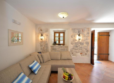 Kamena kuća prvi red do mora u Prčnju, prodaja kuća Crna Gora, kupiti vilu u Kotor-Bay, vila blizu mora Dobrota