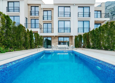 Ein Ferienhausdorf mit vier Häusern in Reževići, Haus in der Nähe des Meeres Montenegro, Haus Kaufen in Region Budva
