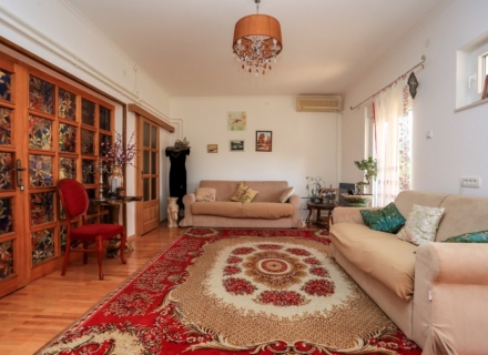 Biele'de harika bir bahçeye sahip üç katlı ev, Karadağ da satılık havuzlu villa, Karadağ da satılık deniz manzaralı villa, Baosici satılık müstakil ev