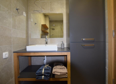 Voll möblierte Wohnung mit zwei Schlafzimmern in Pod Kuk, Tivat, zu verkaufen, Wohnung mit Meerblick zum Verkauf in Montenegro, Wohnung in Bigova kaufen, Haus in Region Tivat kaufen