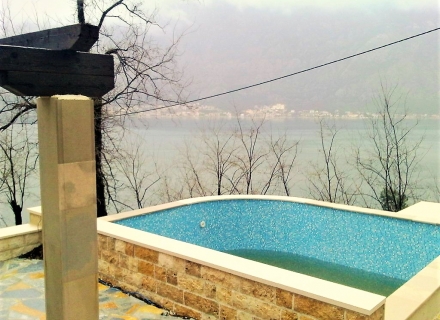 Panoramik deniz manzaralı ve Boka Kotorska Körfezi'nde büyük bir arsaya sahip ev., Karadağ da satılık havuzlu villa, Karadağ da satılık deniz manzaralı villa, Dobrota satılık müstakil ev