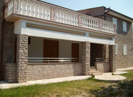 Satılık, Adriyatik kıyısında iki katlı bir villadır.