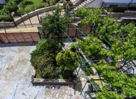 Biele'de harika bir bahçeye sahip üç katlı ev, Baosici satılık müstakil ev, Baosici satılık müstakil ev, Herceg Novi satılık villa