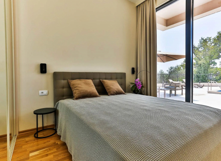 Ein Ferienhausdorf mit vier Häusern in Reževići, Haus in der Nähe des Meeres Montenegro, Haus Kaufen in Region Budva