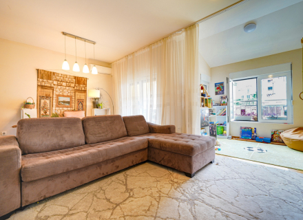 Apartment mit drei Schlafzimmern und Bergblick in Budva, Wohnungen in Montenegro kaufen, Wohnungen zur Miete in Becici kaufen