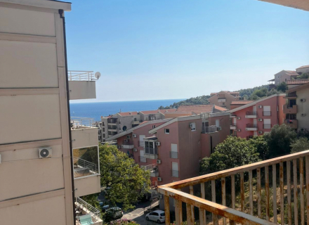 Petrovac'ta satılık iki yatak odalı, deniz manzaralı daire.