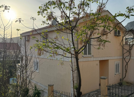 Budva'da deniz manzaralı üç katlı ev, Karadağ da satılık havuzlu villa, Karadağ da satılık deniz manzaralı villa, Becici satılık müstakil ev