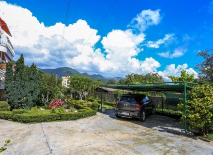 Biele'de harika bir bahçeye sahip üç katlı ev, Karadağ Villa Fiyatları Karadağ da satılık ev, Montenegro da satılık ev, Karadağ satılık villa