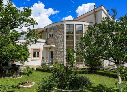 Biele'de harika bir bahçeye sahip üç katlı ev, Karadağ satılık ev, Karadağ satılık müstakil ev, Karadağ Ev Fiyatları