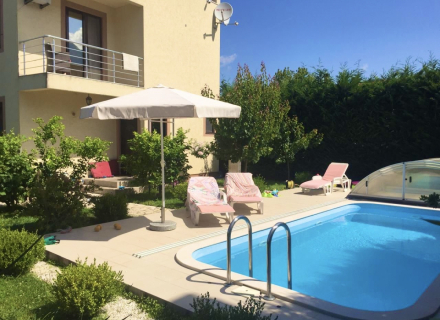 Zu verkaufen: Dreistöckiges Haus mit Swimmingpool in Bar, Polje

Hauptmerkmale:

Hausfläche: 180 m²
Grundstücksfläche: 600 m²
Erster Stock:

Eingangshalle
Geräumiges Wohnzimmer
Küche
Badezimmer mit Dusche
Speisekammer
Zweiter Stock:

Drei Schlafzimmer
Badezimmer mit Dusche
Ankleidezimmer
Zwei Terrassen
Dritter Stock:

Sommerterrasse
Küche
Solarium
Panoramablick auf die Berge und die alte Bar.