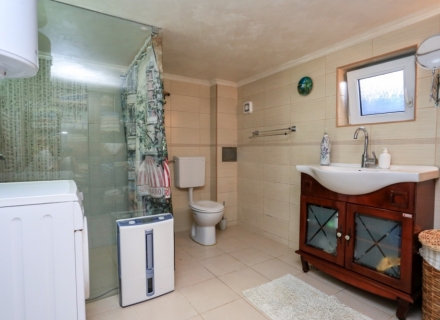 Biele'de harika bir bahçeye sahip üç katlı ev, Karadağ Villa Fiyatları Karadağ da satılık ev, Montenegro da satılık ev, Karadağ satılık villa