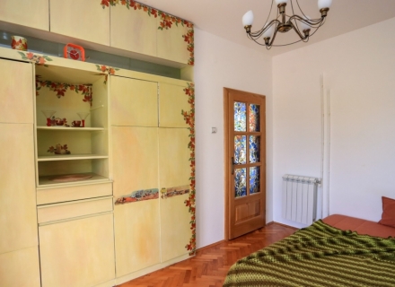Biele'de harika bir bahçeye sahip üç katlı ev, Karadağ da satılık havuzlu villa, Karadağ da satılık deniz manzaralı villa, Baosici satılık müstakil ev