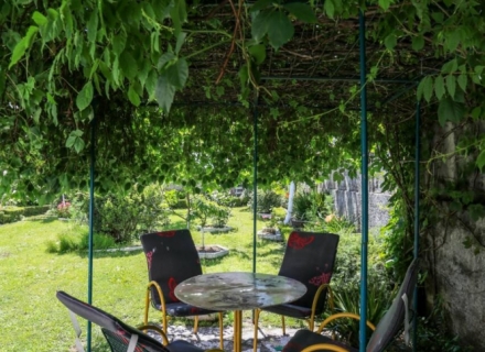 Biele'de harika bir bahçeye sahip üç katlı ev, Karadağ da satılık havuzlu villa, Karadağ da satılık deniz manzaralı villa, Baosici satılık müstakil ev