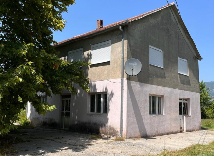 Prodaje se imanje površine 37 ari (3700 m2) blizu Danilovgrada.