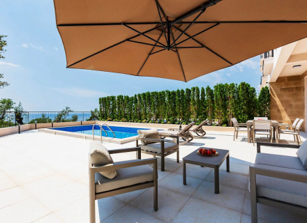 Ein Ferienhausdorf mit vier Häusern in Reževići, Villa in Region Budva kaufen, Villa in der Nähe des Meeres Rezevici