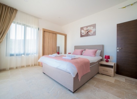 Becici'de Yeni Villa, Karadağ da satılık havuzlu villa, Karadağ da satılık deniz manzaralı villa, Becici satılık müstakil ev