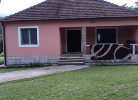 Danilovgrad'da büyük bir arsa ile satılık ev, Karadağ da satılık havuzlu villa, Karadağ da satılık deniz manzaralı villa, Cetinje satılık müstakil ev
