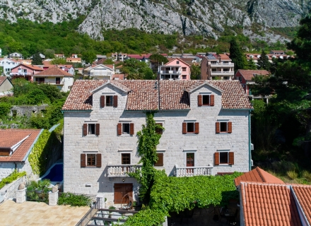 Dobrota'da denize sıfır lüks villa, Karadağ satılık ev, Karadağ satılık müstakil ev, Karadağ Ev Fiyatları