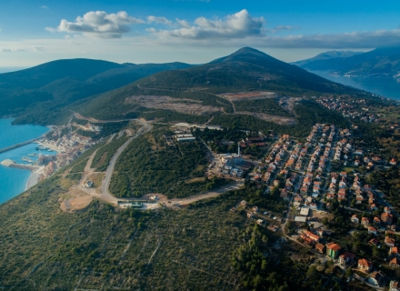 Lustica Bay ist ein neuer großer Wohnkomplex mit eigener Infrastruktur an der Küste der Halbinsel Lustica in Montenegro.