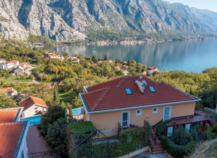 Reihenhaus mit Pool in Orahovets, Kotor, Haus in der Nähe des Meeres Montenegro, Haus Kaufen in Kotor-Bay