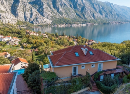 Trosobni townhouse sa bazenom u mirnom naselju u Orahovcu, Kotor-Bay kupiti kuću, Dobrota kuća prodaja