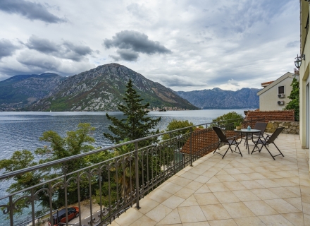 Boka Kotorska Körfezi kıyısında Kostanitsa'da yüzme havuzlu geniş villa, Karadağ Villa Fiyatları Karadağ da satılık ev, Montenegro da satılık ev, Karadağ satılık villa