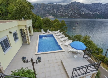 Boka Kotorska Körfezi kıyısında Kostanitsa'da yüzme havuzlu geniş villa, Karadağ Villa Fiyatları Karadağ da satılık ev, Montenegro da satılık ev, Karadağ satılık villa