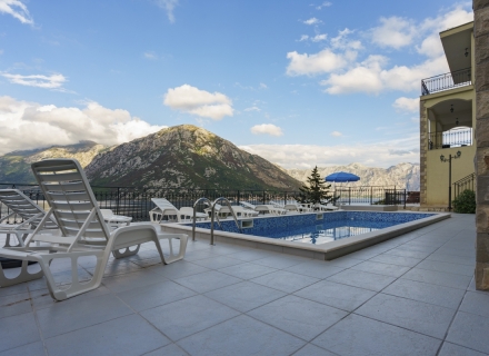 Boka Kotorska Körfezi kıyısında Kostanitsa'da yüzme havuzlu geniş villa, Dobrota satılık müstakil ev, Dobrota satılık müstakil ev, Kotor-Bay satılık villa