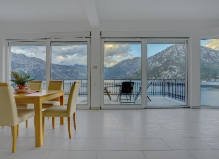 Boka Kotorska Körfezi kıyısında Kostanitsa'da yüzme havuzlu geniş villa, Kotor-Bay satılık müstakil ev, Kotor-Bay satılık müstakil ev