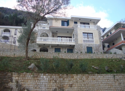 Kotor Körfezi'nde lüks lüks villa, Karadağ da satılık havuzlu villa, Karadağ da satılık deniz manzaralı villa, Dobrota satılık müstakil ev