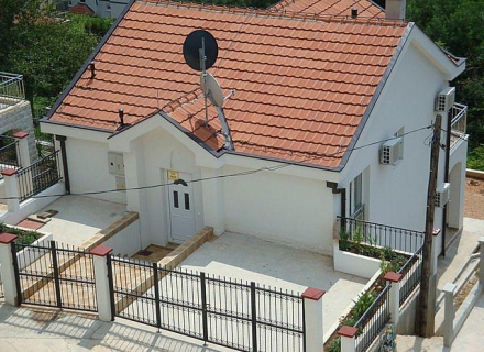 Na prodaju kuća ima ukupnu površinu od 143 m2 na parceli od 321 m2.