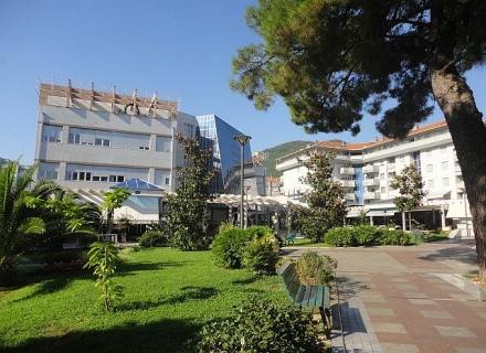 Ein modernes neues 5-stöckiges Gebäude befindet sich im Herzen der gemütlichen Stadt Tivat, die von Touristen so geliebt wird.