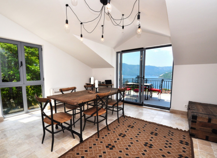 Penthouse u renoviranoj kamenoj kuci na prodaju

Lokacija: Risan, Crna Gora
Tip: Potpuno namješten penthouse
Ukupna površina: 200m²
Spavaće sobe: 2 prostrane spavaće sobe
Kupatila: 2 moderna kupatila
Pogledi: Zapanjujući pogled na more
Karakteristike:
Svimming pool
Privatno parking mesto
Kompletno namješten kvalitetnim namještajem
Stanje: Odlično
Smešten u šarmantnom gradu Risnu, ovaj luksuzni penthouse nudi prekrasan pogled na more, udobnost i stil.