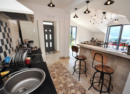 Prelijep penthouse na prodaju u Risnu sa fenomenalnim pogledom na more, prodaja stana u Dobrota, kupovina kuće u Crnoj Gori, kupovina stana na moru u Crnoj Gori