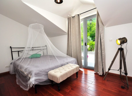 Prelijep penthouse na prodaju u Risnu sa fenomenalnim pogledom na more, prodaja stana u Dobrota, kupovina kuće u Crnoj Gori, kupovina stana na moru u Crnoj Gori