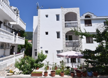 Zu verkaufen rentables Geschäft - Villa mit Wohnungen im Herzen des Touristen Montenegro, der Stadt Budva!

Die Villa mit einer Gesamtfläche von 270 m2 verfügt über 9 Apartments und ein Apartment mit separatem Schlafzimmer, in dem die Eigentümer wohnen oder es auch vermieten können.