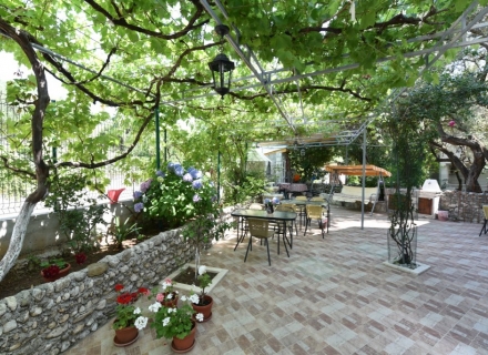 Budva'da daireler ile Vila, Kotor da Satılık Hotel, Karadağ da satılık otel, karadağ da satılık oteller